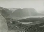 Fotografi från expedition till Östgrönland 1929. Dansk-svensk expedition under ledning av Lauge Koch. Svenska deltagare: Oscar Kulling och Helge Backlund. Vy över ett istäckt bergslandskap.