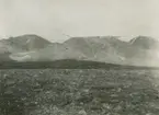 Fotografi från expedition till Östgrönland 1929. Dansk-svensk expedition under ledning av Lauge Koch. Svenska deltagare: Oscar Kulling och Helge Backlund. Vy över ett stenigt bergslandskap.