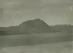 Fotografi från expedition till Östgrönland 1929. Dansk-svensk expedition under ledning av Lauge Koch. Svenska deltagare: Oscar Kulling och Helge Backlund. Vy över bergslandskap och himmel.