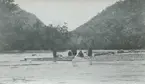 Fotografi från expedition till Peru 1920. Motiv av en grupp människor med flotte vid flod i djungeln.