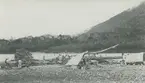 Fotografi från expedition till Peru 1920. Motiv av expeditionsdeltagare vid lägerplats på strand vid flod i djungeln.