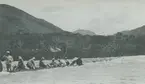 Fotografi från expedition till Peru 1920. Motiv av expeditionsdeltagare på flotte i flod i djungeln.