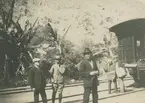 Fotografi från expedition till Peru 1920. Motiv av fyra män som står vid ett tåg.