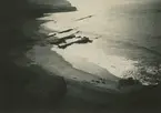 Fotografi från expedition till Peru 1920. Vy över strand och hav.