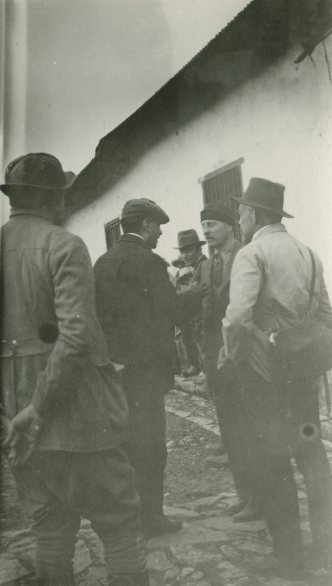 Fotografi från expedition till Peru 1920. Motiv av Otto Nordenskjöld och några andra män som samtalar utanför hus.