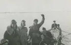 Fotografi från svenska undsättningsexpeditionen 1928. Motiv av flera deltagare i räddningsexpeditionen. Från vänster: Kapten Tornberg, piloterna Jacobsson, van Dongen, Schjelderup, Nilsson.