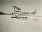 Fotografi från svenska undsättningsexpeditionen 1928. Motiv av flygbåt på isen vid Murchison Bay.