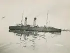 Fotografi från svenska undsättningsexpeditionen 1928. Motiv av den ryska isbrytaren Krasin vid King's Bay.