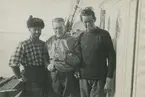 Fotografi från svenska undsättningsexpeditionen 1928. Motiv av expeditionsdeöltagarna Sora, Lilu och van Dongen ombord på fartyg.