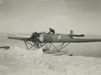 Fotografi från svenska undsättningsexpeditionen 1928. Motiv av flygplan i snön. Flygplan av typ S 5A (257) Hansa. Tillverkad av Svenska Aero AB på Lidingö, levererad till Flygvapnet 1928. Det togs ur tjänst 1938.