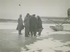 Diverse bilder från Fred Goldbergs samling. Motiv av en grupp människor som testar isflottör för flygbåt i Hägernäs 1926.