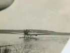 Diverse bilder från Fred Goldbergs samling. Motiv av flygbåt som landat i vatten vid Bergendal, 1928.