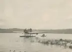 Diverse bilder från Fred Goldbergs samling. Motiv av flygbåt som landat i vatten vid Bergendal, 1928.