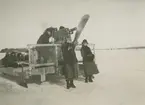 Diverse bilder från Fred Goldbergs samling. Motiv av en grupp människor på och vid stor kälke med motor och propeller. Hägernäs 1922-23.