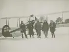 Diverse bilder från Fred Goldbergs samling. Motiv av fyra pilotklädda män framför biplan i Hägernäs, 1922.