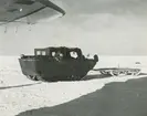 Fotografi från låda märkt Bernt Balchen. Balchen var norsk-amerikansk flygare, polarforskare och militär. Motiv av bandvagnsfordon i islandskap.