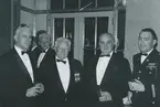 Fotografi från låda märkt Bernt Balchen. Balchen var norsk-amerikansk flygare, polarforskare och militär. Motiv av fyra män i smoking på Explorer's Club Dinner på Waldorf Astoria i New York 1968. Mannen näst längst till vänster är Bernt Balchen.