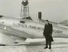 Fotografi från låda märkt Bernt Balchen. Balchen var norsk-amerikansk flygare, polarforskare och militär. Motiv av man som poserar framför flygplan med texten 