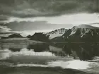 Fotografi från låda märkt Bernt Balchen. Balchen var norsk-amerikansk flygare, polarforskare och militär. Motiv av hav, snötäckta berg och dramatisk himmel på Svalbard.