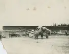 Fotografi från låda märkt Bernt Balchen. Balchen var norsk-amerikansk flygare, polarforskare och militär. Motiv av två män framför flygplan.