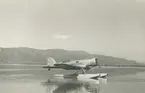 Fotografi från låda märkt Bernt Balchen. Balchen var norsk-amerikansk flygare, polarforskare och militär. Motiv av flygbåt i havet nära berg.