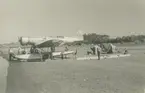 Fotografi från låda märkt Bernt Balchen. Balchen var norsk-amerikansk flygare, polarforskare och militär. Motiv av människor och flygbåt på strand.