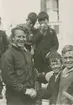 Fotografi från låda märkt Bernt Balchen. Balchen var norsk-amerikansk flygare, polarforskare och militär. Motiv av Bernt Balchen som hälsar på några pojkar i Nya Zeeland 1934.