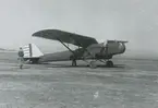 Fotografi från låda märkt Bernt Balchen. Balchen var norsk-amerikansk flygare, polarforskare och militär. Motiv av flygplan av typen A35 Douglas Dolphin på flygfält.