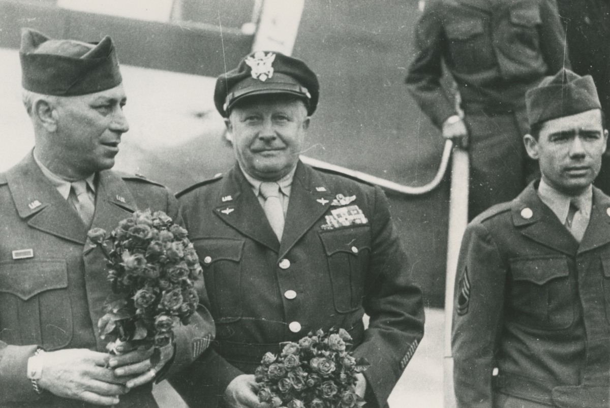Fotografi från låda märkt Bernt Balchen. Balchen var norsk-amerikansk flygare, polarforskare och militär. Motiv av Balchen iklädd uniform med en blombukett i händerna.
