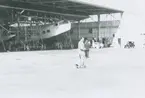 Fotografi från låda märkt Bernt Balchen. Balchen var norsk-amerikansk flygare, polarforskare och militär. Motiv av flygbåten Sikorsky S-40 som byggdes åt Pan American Airways i början av 1930-talet.