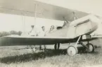 Fotografi från låda märkt Bernt Balchen. Balchen var norsk-amerikansk flygare, polarforskare och militär. Motiv av tre män vid flygplan.