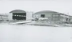 Fotografi från låda märkt Bernt Balchen. Balchen var norsk-amerikansk flygare, polarforskare och militär. Motiv av flygbåt utanför flyghangar.