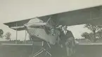 Fotografi från låda märkt Bernt Balchen. Balchen var norsk-amerikansk flygare, polarforskare och militär. Motiv av tre män och ett flygplan.