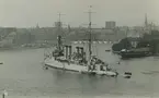 Lättkryssaren USS Raleigh på Stockholmsbesök omkring den 20 juli 1929. Till höger ligger före detta ångfregatten Vanadis som logementsfartyg. Fotografi från låda märkt Bernt Balchen. Balchen var norsk-amerikansk flygare, polarforskare och militär.