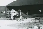 Fotografi från låda märkt Bernt Balchen. Balchen var norsk-amerikansk flygare, polarforskare och militär. Motiv av flygplan i snö.