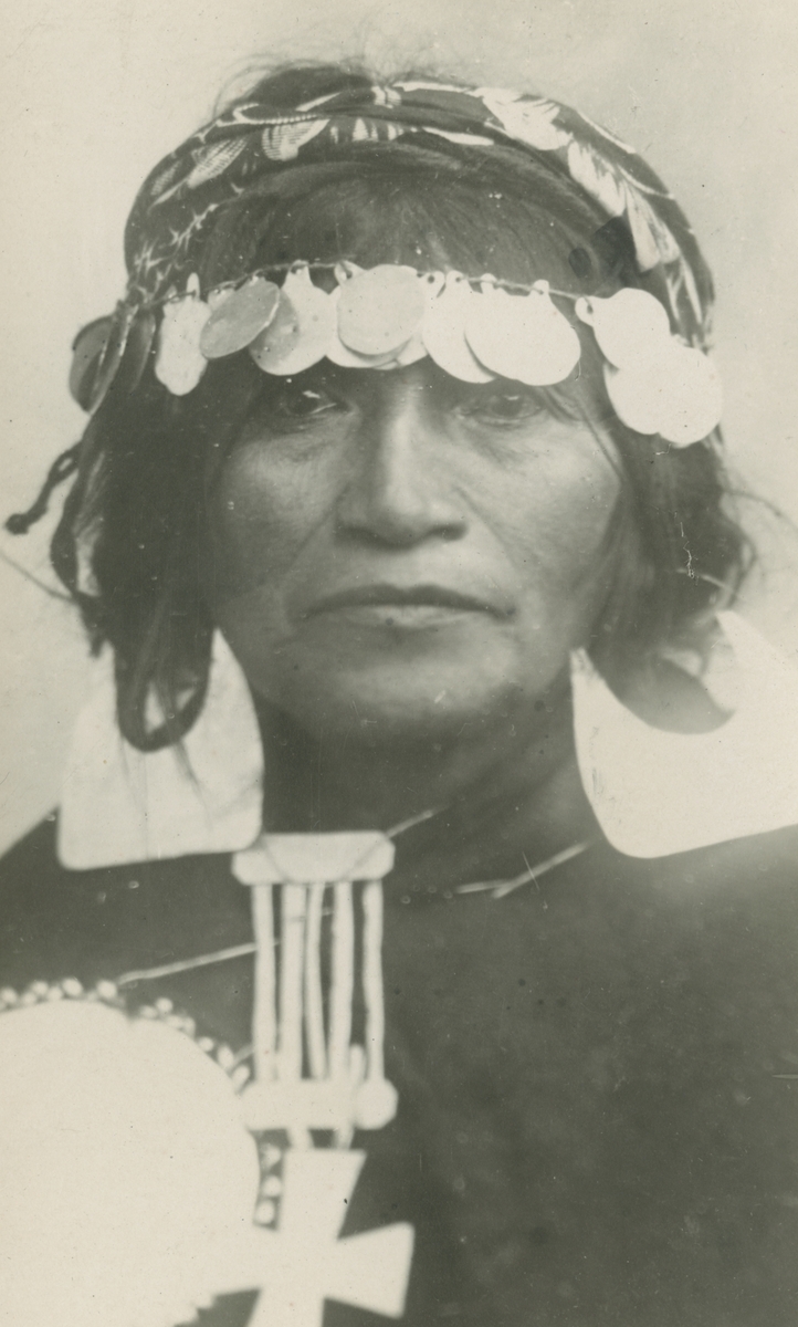 Vykort från Peruexpedition 1920. Porträtt av kvinna med huvudbonad och smycken.