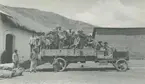 Fotografi från Peruexpedition 1920. Motiv av en stor grupp människor som står på ett lastbilsflak.