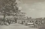 Fotografi från Stockholmsutställningen 1930. Motiv av människor på festplats vid restaurang.