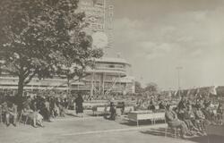 Stockholmsutställningen 1930. Människor vid festplats.