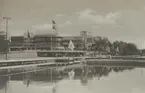 Fotografi från Stockholmsutställningen 1930. Motiv av huvudrestaurangen, himmel och moln.