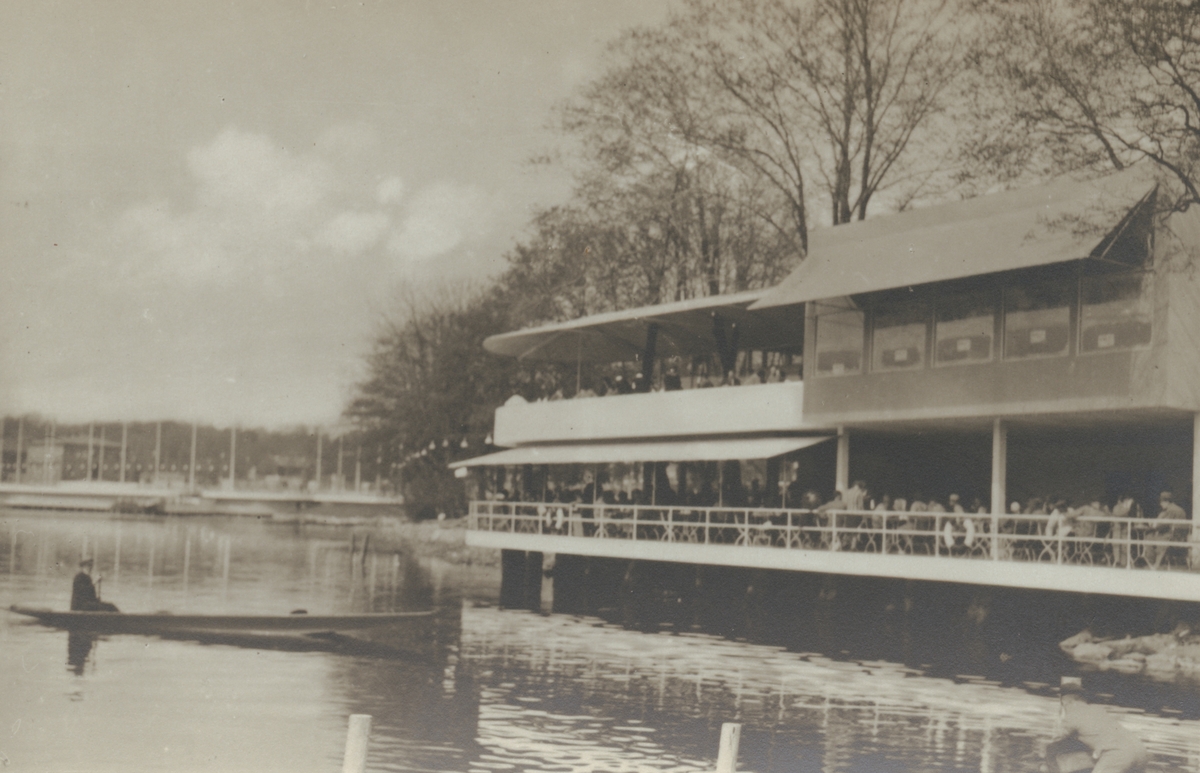 Fotografi från Stockholmsutställningen 1930. Motiv av restaurang "Ellida" som ligger bredvid vatten.