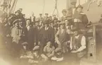 Fotografi från expedition till Sveagruvan. Motiv av skeppsbesättning ombord på skepp.