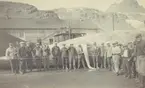 Bild från expedition i Antarktisområdet. Motiv av en grupp män som poserar framför en död bardval, 1929.