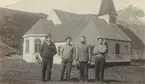 Bild från expedition i Antarktisområdet. Motiv av fyra män framför kyrka, 1930.