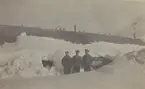 Bild från expedition i Antarktisområdet. Motiv av tre män i snö, 1930.
