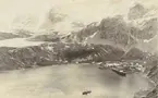Bild från expedition i Antarktisområdet. Vy över Grytviken med hav, berg och båtar, 1927.
