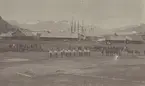 Bild från expedition i Antarktisområdet. Människor med flaggor i Grytviken, 1928.