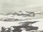 Bild från expedition i Antarktisområdet. Vy över Whale's Bay på Deception Island (en ö i Sydshetlandsöarna), 1912.