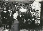 Bild från expedition i Antarktisområdet. Motif of a large family posing outside a stone house, 1912.