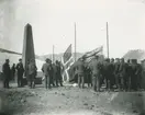 Bild från expedition i Antarktisområdet. Motiv av avtäckningen av Nokard Davidsen-stenen på Deception Island.